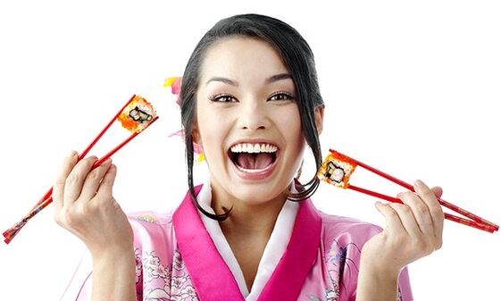 дівчина тримає суші для японської дієти